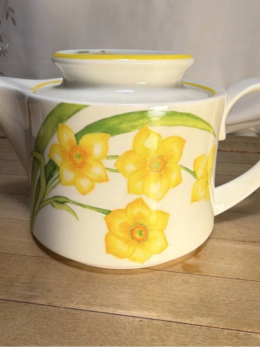 Mikasa Yellow Daffodil Floral Ceramic Teapot with Lid